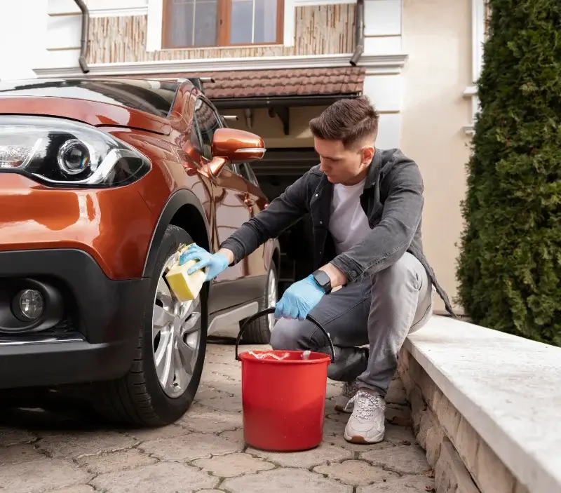 Lavage auto à domicile Castelferrus : professionnel intervenant sur un véhicule